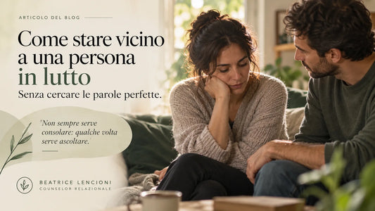Come stare vicino a una persona in lutto: due persone sedute sul divano, una ascolta con delicatezza l’altra in un momento di tristezza.