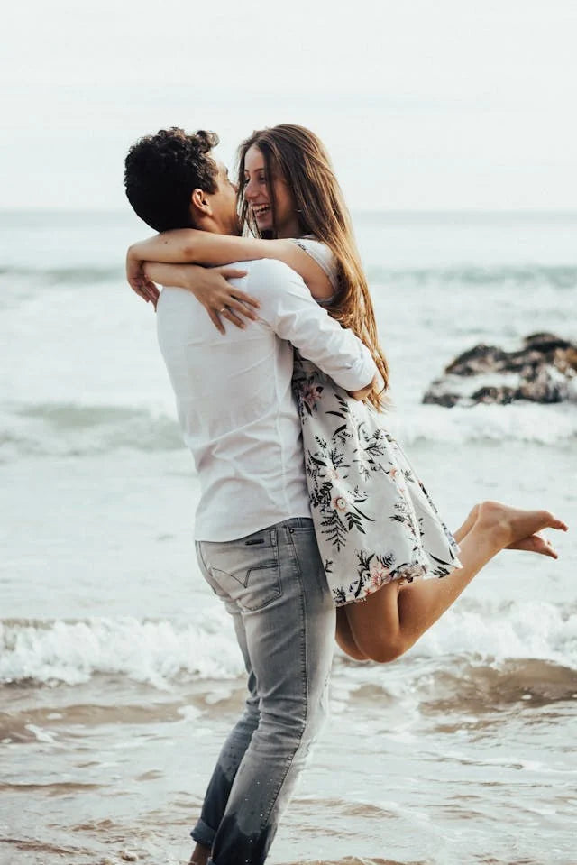 Foto di Mateus Souza: https://www.pexels.com/it-it/foto/foto-di-un-uomo-che-solleva-donna-vicino-al-corpo-d-acqua-2808658/